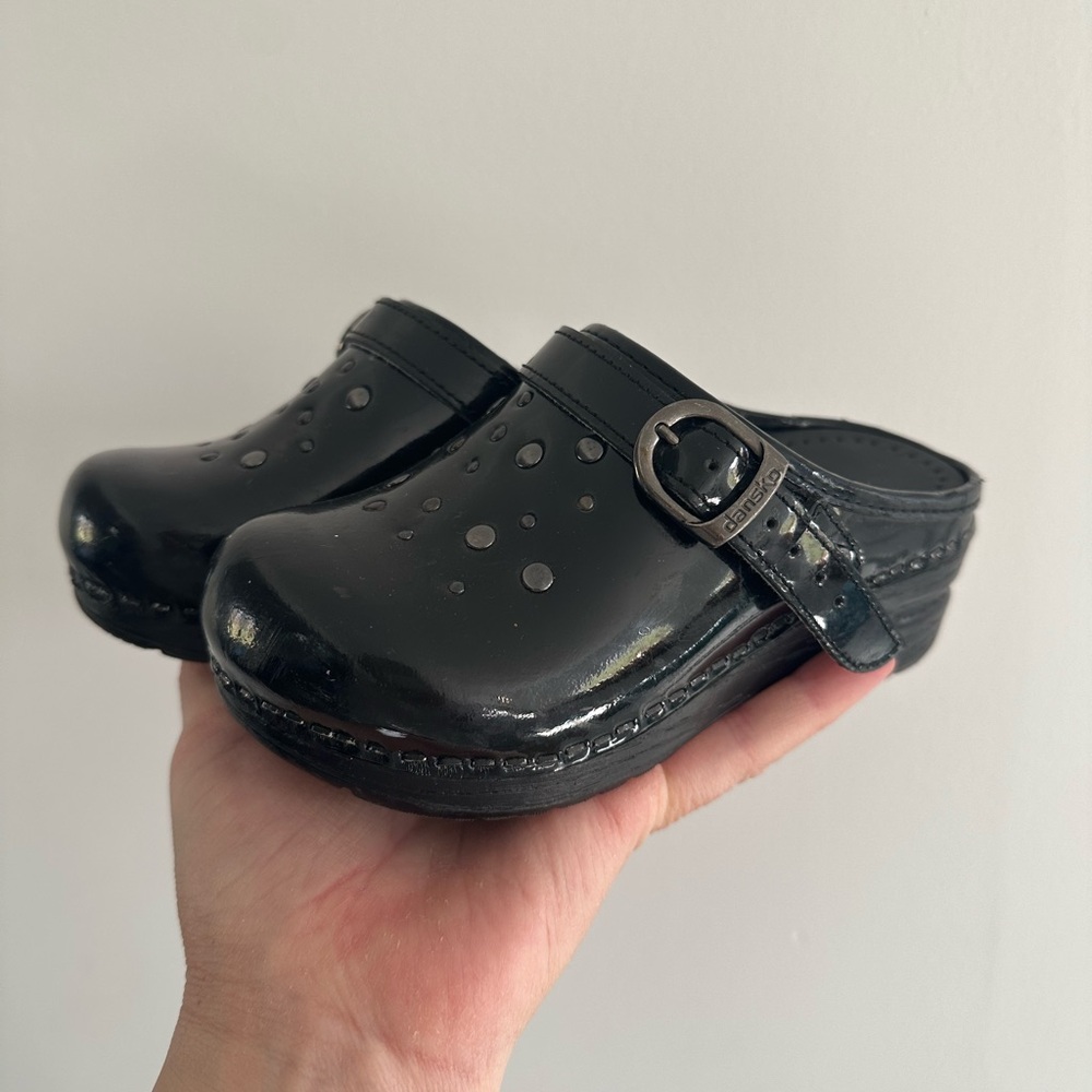 Kids Dansko patent leather Clogs